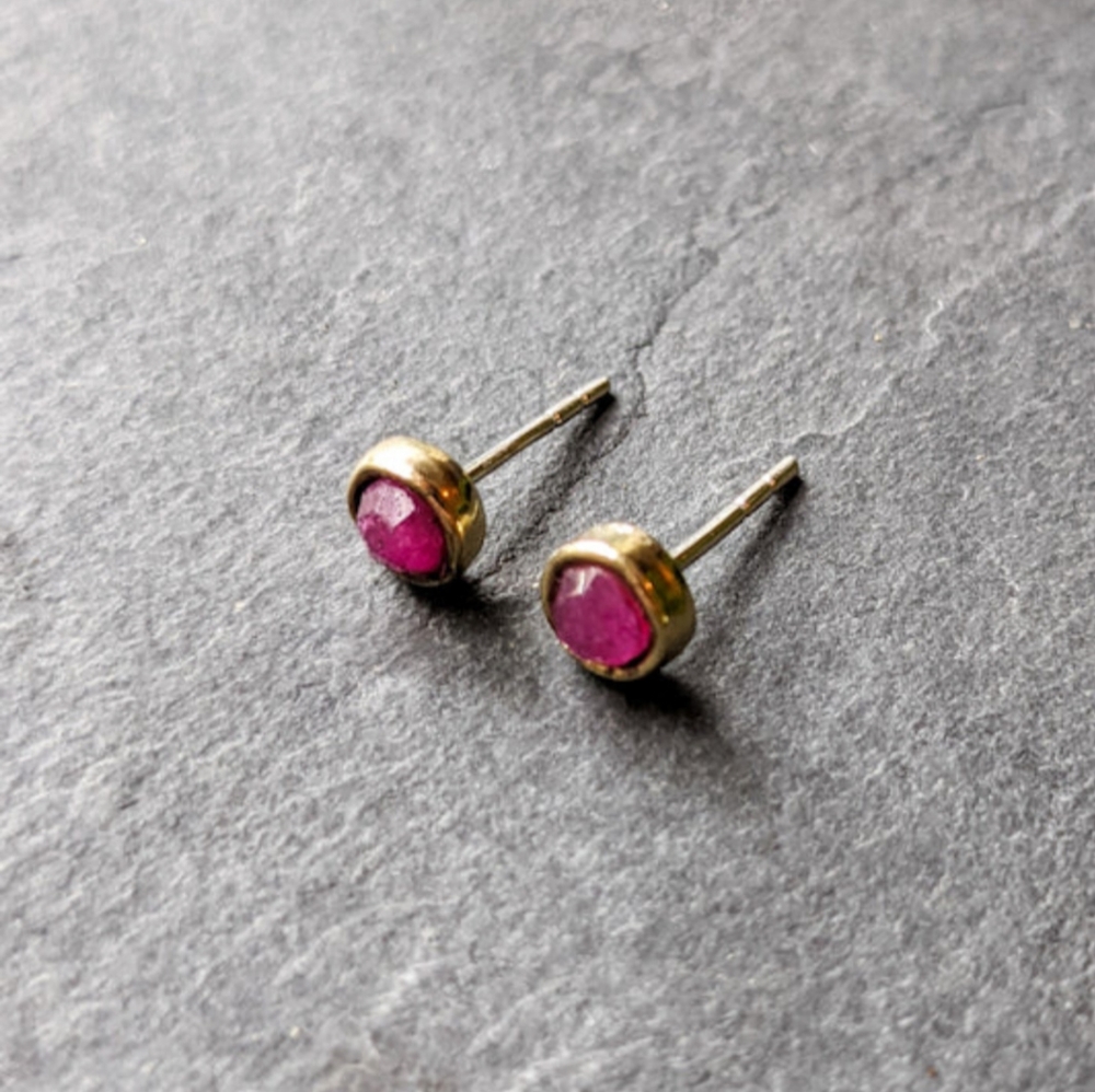 NWT Baizaar Dainty Ruby Stud Earrings - Picture 2 of 4
